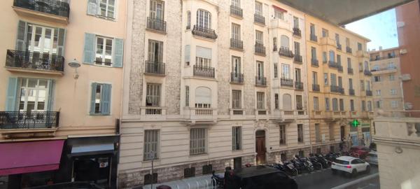 Vente                                                      Appartement
                        
                     2 pièces                      64 m2                     à Nice
