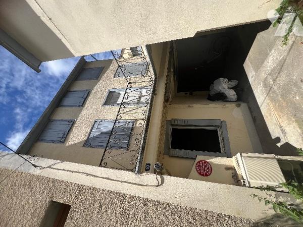 Maison de ville de 137 m² avec  garage et jardin de 559 m² et dépendances, en plein centre ville.