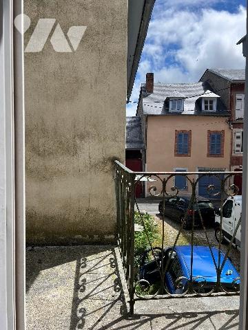 Maison de ville de 137 m² avec  garage et jardin de 559 m² et dépendances, en plein centre ville.