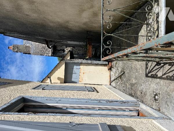 Maison de ville de 137 m² avec  garage et jardin de 559 m² et dépendances, en plein centre ville.