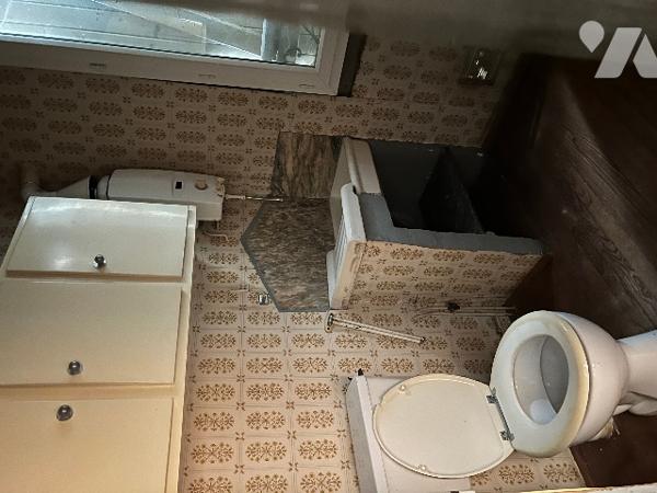 Maison de ville de 137 m² avec  garage et jardin de 559 m² et dépendances, en plein centre ville.