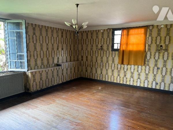 Maison de ville de 137 m² avec  garage et jardin de 559 m² et dépendances, en plein centre ville.