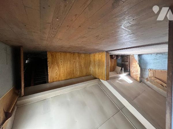 Maison de ville de 137 m² avec  garage et jardin de 559 m² et dépendances, en plein centre ville.