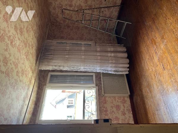 Maison de ville de 137 m² avec  garage et jardin de 559 m² et dépendances, en plein centre ville.