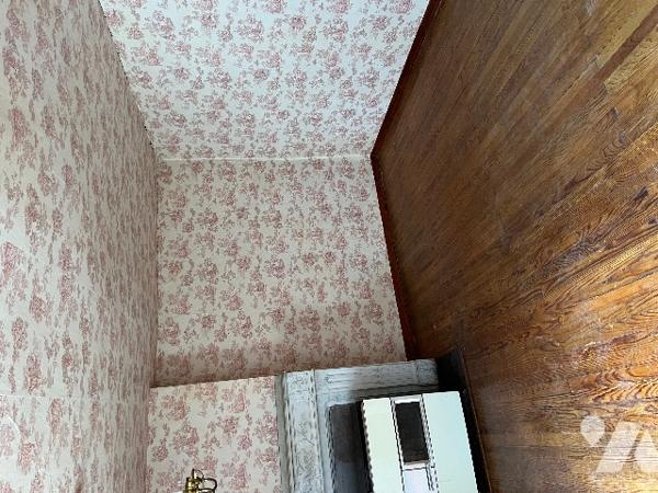 Maison de ville de 137 m² avec  garage et jardin de 559 m² et dépendances, en plein centre ville.