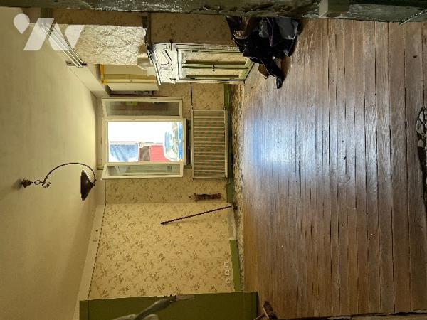 Maison de ville de 137 m² avec  garage et jardin de 559 m² et dépendances, en plein centre ville.