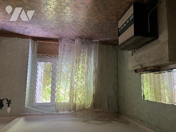 Maison de ville de 137 m² avec  garage et jardin de 559 m² et dépendances, en plein centre ville.