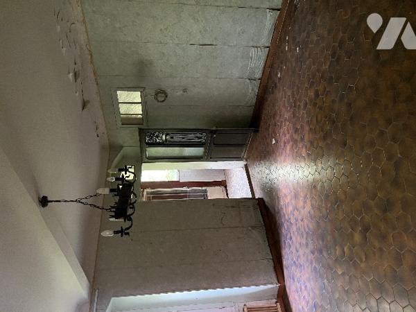 Maison de ville de 137 m² avec  garage et jardin de 559 m² et dépendances, en plein centre ville.