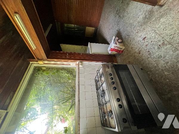 Maison de ville de 137 m² avec  garage et jardin de 559 m² et dépendances, en plein centre ville.