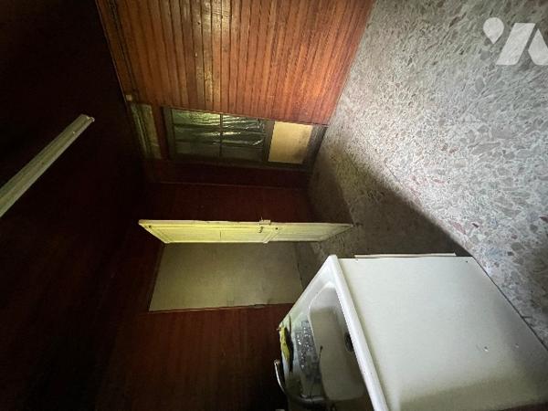 Maison de ville de 137 m² avec  garage et jardin de 559 m² et dépendances, en plein centre ville.