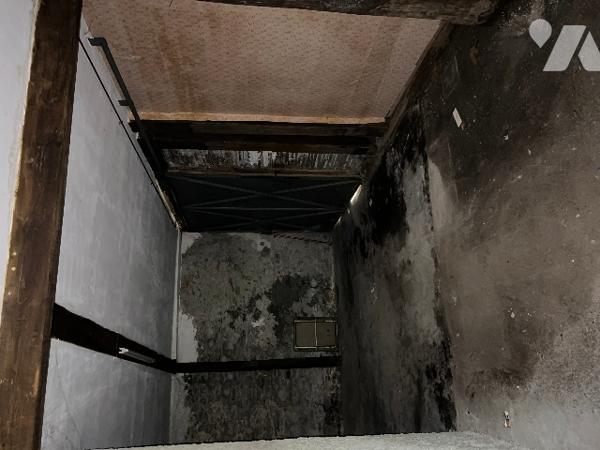 Maison de ville de 137 m² avec  garage et jardin de 559 m² et dépendances, en plein centre ville.