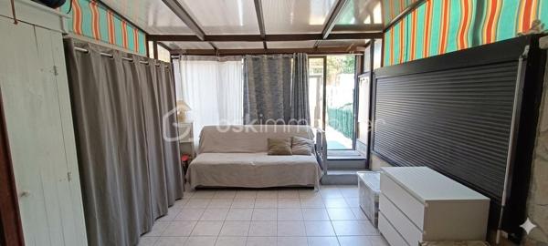 TERRASSE - VÉRANDA  - CUISINE - CHAMBRE - CLIMATISATION - STATIONNEMENT
Frédéric GIANNONE vous propose :

Situé à La-Seyne-Sur-Mer en rez-de-chaussée, cet appartement bénéficie d'un emplacement idéal, à proximité immédiate du centre-ville et des commerces.
Au sein d'une toute petite copropriété sans charges, cet appartement de 42m² est composé d'un séjour lumineux de 19m² (véranda chauffée), d'une cuisine fonctionnelle de 13m², d'une chambre de 10m², d'une salle d'eau et WC séparé. 
Vous profiterez également d'une terrasse privative de 22m² exposée SUD.

Idéal pour une personne seule, un couple, ou un investissement locatif.

Une opportunité à découvrir rapidement !