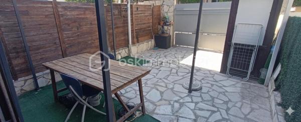 TERRASSE - VÉRANDA  - CUISINE - CHAMBRE - CLIMATISATION - STATIONNEMENT
Frédéric GIANNONE vous propose :

Situé à La-Seyne-Sur-Mer en rez-de-chaussée, cet appartement bénéficie d'un emplacement idéal, à proximité immédiate du centre-ville et des commerces.
Au sein d'une toute petite copropriété sans charges, cet appartement de 42m² est composé d'un séjour lumineux de 19m² (véranda chauffée), d'une cuisine fonctionnelle de 13m², d'une chambre de 10m², d'une salle d'eau et WC séparé. 
Vous profiterez également d'une terrasse privative de 22m² exposée SUD.

Idéal pour une personne seule, un couple, ou un investissement locatif.

Une opportunité à découvrir rapidement !