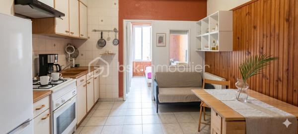 TERRASSE - VÉRANDA  - CUISINE - CHAMBRE - CLIMATISATION - STATIONNEMENT
Frédéric GIANNONE vous propose :

Situé à La-Seyne-Sur-Mer en rez-de-chaussée, cet appartement bénéficie d'un emplacement idéal, à proximité immédiate du centre-ville et des commerces.
Au sein d'une toute petite copropriété sans charges, cet appartement de 42m² est composé d'un séjour lumineux de 19m² (véranda chauffée), d'une cuisine fonctionnelle de 13m², d'une chambre de 10m², d'une salle d'eau et WC séparé. 
Vous profiterez également d'une terrasse privative de 22m² exposée SUD.

Idéal pour une personne seule, un couple, ou un investissement locatif.

Une opportunité à découvrir rapidement !