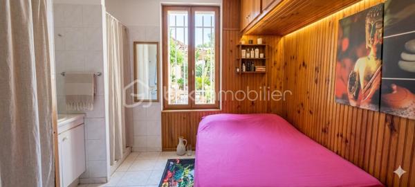 TERRASSE - VÉRANDA  - CUISINE - CHAMBRE - CLIMATISATION - STATIONNEMENT
Frédéric GIANNONE vous propose :

Situé à La-Seyne-Sur-Mer en rez-de-chaussée, cet appartement bénéficie d'un emplacement idéal, à proximité immédiate du centre-ville et des commerces.
Au sein d'une toute petite copropriété sans charges, cet appartement de 42m² est composé d'un séjour lumineux de 19m² (véranda chauffée), d'une cuisine fonctionnelle de 13m², d'une chambre de 10m², d'une salle d'eau et WC séparé. 
Vous profiterez également d'une terrasse privative de 22m² exposée SUD.

Idéal pour une personne seule, un couple, ou un investissement locatif.

Une opportunité à découvrir rapidement !