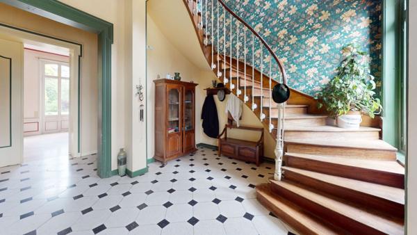 VENTE d'une propriété de 11 pièces (390 m²)