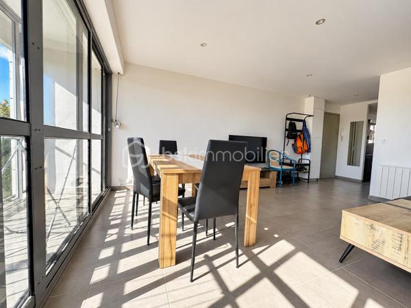 BSKIMMOBILIER vous présente en Exclusivité : Situé au 3e et dernier étage, cet appartement T5 lumineux d’une superficie totale de 103 m² offre une opportunité d’investissement locatif dans le quartier de Ménimur, à Vannes.

Refait en 2018, à l’exception des menuiseries, il comprend un espace de vie convivial, une cuisine aménagée et quatre chambres. Une loggia est accessible depuis l’espace de vie et deux des chambres.

Actuellement exploité en colocation meublée, l’appartement est entièrement loué. Les quatre chambres génèrent un loyer total de 1 880€ par mois charges comprises, soit 22 560€ par an charges comprises.

Le chauffage est individuel électrique. Stationnements extérieurs libres.

Un bien à découvrir pour un investissement avec des revenus locatifs déjà en place.

Pour plus d'information et visiter ce bien contactez Guillaume LE STRAT.

Pour vous, je réalise, gratuitement et sous 48h votre avis de valeur dans le cadre d’une succession ou de votre projet de vente sur les secteurs Golfe du Morbihan, Pays d'Auray, Ploemel, Brech, Pluneret, Sainte-Anne-D'Auray, Plumergat, Le Bono, Plougoumelen, Baden...Pluvigner et ses alentours... Au plaisir de vous aider ou vous accompagner personnellement dans votre projet immobilier !