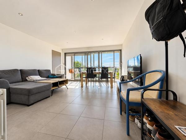 BSKIMMOBILIER vous présente en Exclusivité : Situé au 3e et dernier étage, cet appartement T5 lumineux d’une superficie totale de 103 m² offre une opportunité d’investissement locatif dans le quartier de Ménimur, à Vannes.

Refait en 2018, à l’exception des menuiseries, il comprend un espace de vie convivial, une cuisine aménagée et quatre chambres. Une loggia est accessible depuis l’espace de vie et deux des chambres.

Actuellement exploité en colocation meublée, l’appartement est entièrement loué. Les quatre chambres génèrent un loyer total de 1 880€ par mois charges comprises, soit 22 560€ par an charges comprises.

Le chauffage est individuel électrique. Stationnements extérieurs libres.

Un bien à découvrir pour un investissement avec des revenus locatifs déjà en place.

Pour plus d'information et visiter ce bien contactez Guillaume LE STRAT.

Pour vous, je réalise, gratuitement et sous 48h votre avis de valeur dans le cadre d’une succession ou de votre projet de vente sur les secteurs Golfe du Morbihan, Pays d'Auray, Ploemel, Brech, Pluneret, Sainte-Anne-D'Auray, Plumergat, Le Bono, Plougoumelen, Baden...Pluvigner et ses alentours... Au plaisir de vous aider ou vous accompagner personnellement dans votre projet immobilier !