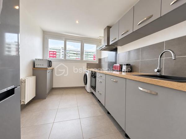 BSKIMMOBILIER vous présente en Exclusivité : Situé au 3e et dernier étage, cet appartement T5 lumineux d’une superficie totale de 103 m² offre une opportunité d’investissement locatif dans le quartier de Ménimur, à Vannes.

Refait en 2018, à l’exception des menuiseries, il comprend un espace de vie convivial, une cuisine aménagée et quatre chambres. Une loggia est accessible depuis l’espace de vie et deux des chambres.

Actuellement exploité en colocation meublée, l’appartement est entièrement loué. Les quatre chambres génèrent un loyer total de 1 880€ par mois charges comprises, soit 22 560€ par an charges comprises.

Le chauffage est individuel électrique. Stationnements extérieurs libres.

Un bien à découvrir pour un investissement avec des revenus locatifs déjà en place.

Pour plus d'information et visiter ce bien contactez Guillaume LE STRAT.

Pour vous, je réalise, gratuitement et sous 48h votre avis de valeur dans le cadre d’une succession ou de votre projet de vente sur les secteurs Golfe du Morbihan, Pays d'Auray, Ploemel, Brech, Pluneret, Sainte-Anne-D'Auray, Plumergat, Le Bono, Plougoumelen, Baden...Pluvigner et ses alentours... Au plaisir de vous aider ou vous accompagner personnellement dans votre projet immobilier !