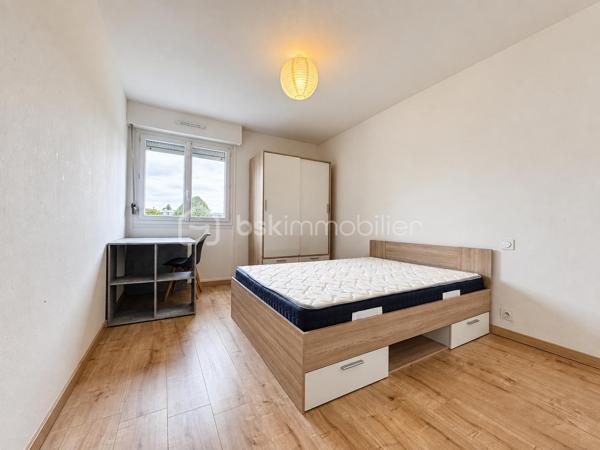 BSKIMMOBILIER vous présente en Exclusivité : Situé au 3e et dernier étage, cet appartement T5 lumineux d’une superficie totale de 103 m² offre une opportunité d’investissement locatif dans le quartier de Ménimur, à Vannes.

Refait en 2018, à l’exception des menuiseries, il comprend un espace de vie convivial, une cuisine aménagée et quatre chambres. Une loggia est accessible depuis l’espace de vie et deux des chambres.

Actuellement exploité en colocation meublée, l’appartement est entièrement loué. Les quatre chambres génèrent un loyer total de 1 880€ par mois charges comprises, soit 22 560€ par an charges comprises.

Le chauffage est individuel électrique. Stationnements extérieurs libres.

Un bien à découvrir pour un investissement avec des revenus locatifs déjà en place.

Pour plus d'information et visiter ce bien contactez Guillaume LE STRAT.

Pour vous, je réalise, gratuitement et sous 48h votre avis de valeur dans le cadre d’une succession ou de votre projet de vente sur les secteurs Golfe du Morbihan, Pays d'Auray, Ploemel, Brech, Pluneret, Sainte-Anne-D'Auray, Plumergat, Le Bono, Plougoumelen, Baden...Pluvigner et ses alentours... Au plaisir de vous aider ou vous accompagner personnellement dans votre projet immobilier !