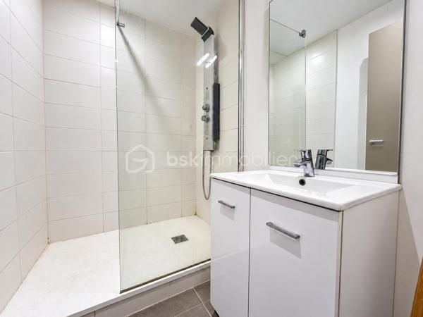BSKIMMOBILIER vous présente en Exclusivité : Situé au 3e et dernier étage, cet appartement T5 lumineux d’une superficie totale de 103 m² offre une opportunité d’investissement locatif dans le quartier de Ménimur, à Vannes.

Refait en 2018, à l’exception des menuiseries, il comprend un espace de vie convivial, une cuisine aménagée et quatre chambres. Une loggia est accessible depuis l’espace de vie et deux des chambres.

Actuellement exploité en colocation meublée, l’appartement est entièrement loué. Les quatre chambres génèrent un loyer total de 1 880€ par mois charges comprises, soit 22 560€ par an charges comprises.

Le chauffage est individuel électrique. Stationnements extérieurs libres.

Un bien à découvrir pour un investissement avec des revenus locatifs déjà en place.

Pour plus d'information et visiter ce bien contactez Guillaume LE STRAT.

Pour vous, je réalise, gratuitement et sous 48h votre avis de valeur dans le cadre d’une succession ou de votre projet de vente sur les secteurs Golfe du Morbihan, Pays d'Auray, Ploemel, Brech, Pluneret, Sainte-Anne-D'Auray, Plumergat, Le Bono, Plougoumelen, Baden...Pluvigner et ses alentours... Au plaisir de vous aider ou vous accompagner personnellement dans votre projet immobilier !