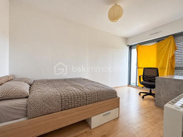 BSKIMMOBILIER vous présente en Exclusivité : Situé au 3e et dernier étage, cet appartement T5 lumineux d’une superficie totale de 103 m² offre une opportunité d’investissement locatif dans le quartier de Ménimur, à Vannes.

Refait en 2018, à l’exception des menuiseries, il comprend un espace de vie convivial, une cuisine aménagée et quatre chambres. Une loggia est accessible depuis l’espace de vie et deux des chambres.

Actuellement exploité en colocation meublée, l’appartement est entièrement loué. Les quatre chambres génèrent un loyer total de 1 880€ par mois charges comprises, soit 22 560€ par an charges comprises.

Le chauffage est individuel électrique. Stationnements extérieurs libres.

Un bien à découvrir pour un investissement avec des revenus locatifs déjà en place.

Pour plus d'information et visiter ce bien contactez Guillaume LE STRAT.

Pour vous, je réalise, gratuitement et sous 48h votre avis de valeur dans le cadre d’une succession ou de votre projet de vente sur les secteurs Golfe du Morbihan, Pays d'Auray, Ploemel, Brech, Pluneret, Sainte-Anne-D'Auray, Plumergat, Le Bono, Plougoumelen, Baden...Pluvigner et ses alentours... Au plaisir de vous aider ou vous accompagner personnellement dans votre projet immobilier !