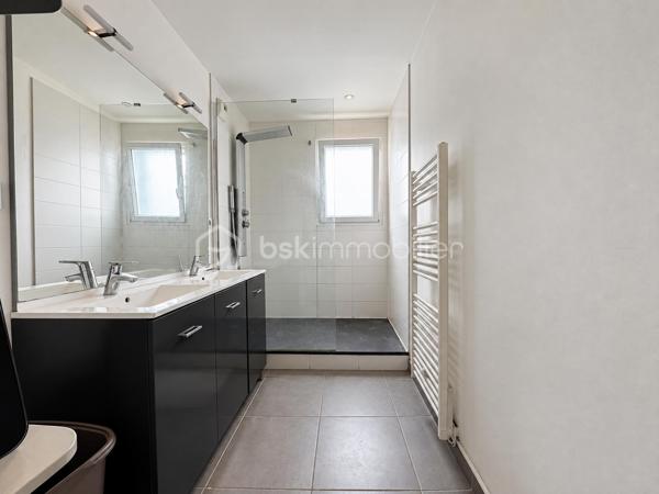BSKIMMOBILIER vous présente en Exclusivité : Situé au 3e et dernier étage, cet appartement T5 lumineux d’une superficie totale de 103 m² offre une opportunité d’investissement locatif dans le quartier de Ménimur, à Vannes.

Refait en 2018, à l’exception des menuiseries, il comprend un espace de vie convivial, une cuisine aménagée et quatre chambres. Une loggia est accessible depuis l’espace de vie et deux des chambres.

Actuellement exploité en colocation meublée, l’appartement est entièrement loué. Les quatre chambres génèrent un loyer total de 1 880€ par mois charges comprises, soit 22 560€ par an charges comprises.

Le chauffage est individuel électrique. Stationnements extérieurs libres.

Un bien à découvrir pour un investissement avec des revenus locatifs déjà en place.

Pour plus d'information et visiter ce bien contactez Guillaume LE STRAT.

Pour vous, je réalise, gratuitement et sous 48h votre avis de valeur dans le cadre d’une succession ou de votre projet de vente sur les secteurs Golfe du Morbihan, Pays d'Auray, Ploemel, Brech, Pluneret, Sainte-Anne-D'Auray, Plumergat, Le Bono, Plougoumelen, Baden...Pluvigner et ses alentours... Au plaisir de vous aider ou vous accompagner personnellement dans votre projet immobilier !