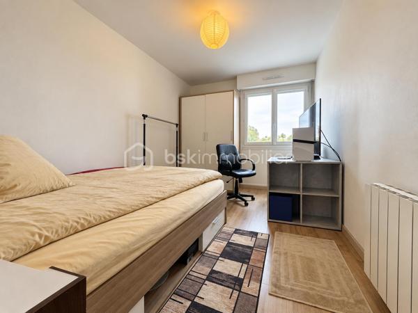 BSKIMMOBILIER vous présente en Exclusivité : Situé au 3e et dernier étage, cet appartement T5 lumineux d’une superficie totale de 103 m² offre une opportunité d’investissement locatif dans le quartier de Ménimur, à Vannes.

Refait en 2018, à l’exception des menuiseries, il comprend un espace de vie convivial, une cuisine aménagée et quatre chambres. Une loggia est accessible depuis l’espace de vie et deux des chambres.

Actuellement exploité en colocation meublée, l’appartement est entièrement loué. Les quatre chambres génèrent un loyer total de 1 880€ par mois charges comprises, soit 22 560€ par an charges comprises.

Le chauffage est individuel électrique. Stationnements extérieurs libres.

Un bien à découvrir pour un investissement avec des revenus locatifs déjà en place.

Pour plus d'information et visiter ce bien contactez Guillaume LE STRAT.

Pour vous, je réalise, gratuitement et sous 48h votre avis de valeur dans le cadre d’une succession ou de votre projet de vente sur les secteurs Golfe du Morbihan, Pays d'Auray, Ploemel, Brech, Pluneret, Sainte-Anne-D'Auray, Plumergat, Le Bono, Plougoumelen, Baden...Pluvigner et ses alentours... Au plaisir de vous aider ou vous accompagner personnellement dans votre projet immobilier !
