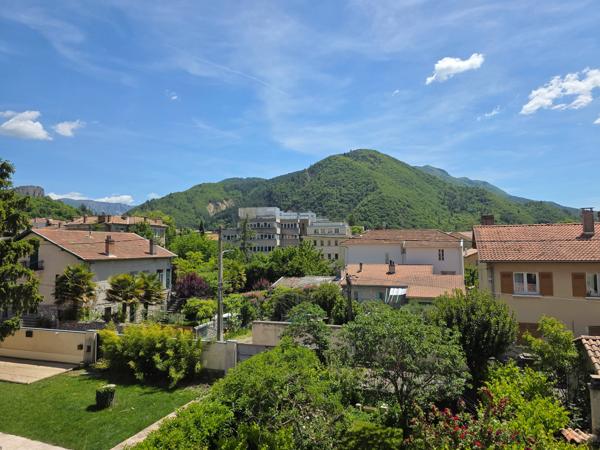 Appartement
         3 pièces
        - 80 m² 140 000 € *