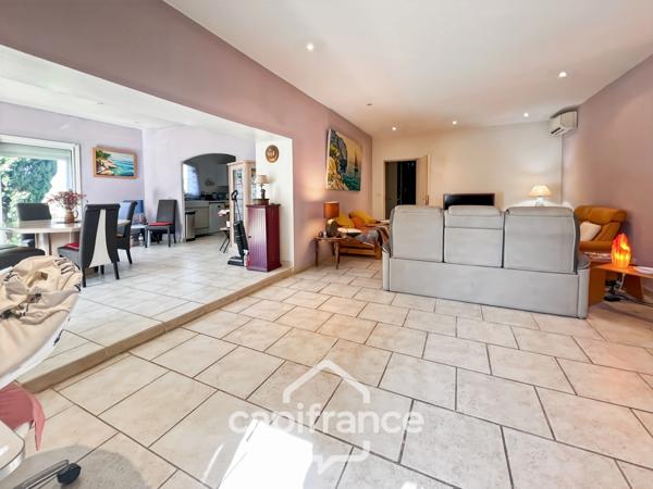 Maison à vendre 6 pièces HYERES (83) - Charme de l'ancien - 4 chambres - 200m2 habitables - Piscine - possibilité 2 appartements.
