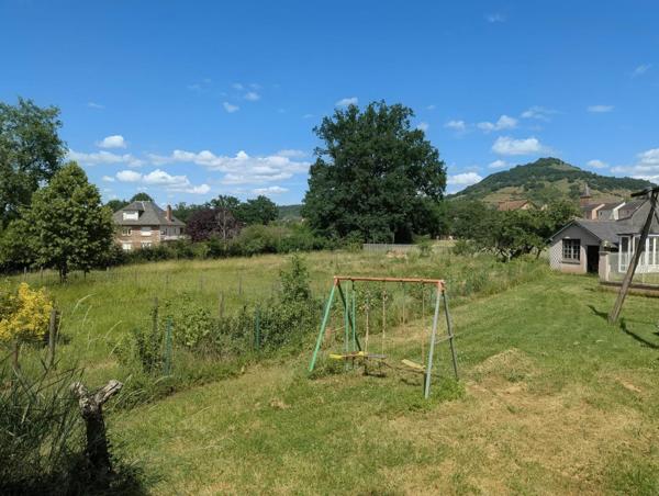 Grand Terrain plat à batir au calme et jolie vue, disposant d'une grande piscine et d'un puits