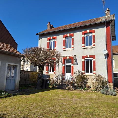 Maison centre du village avec jardin.