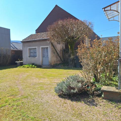 Maison centre du village avec jardin.
