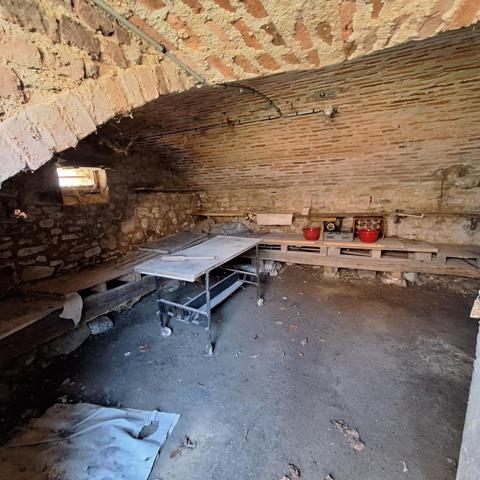 Maison centre du village avec jardin.