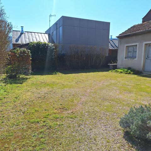 Maison centre du village avec jardin.