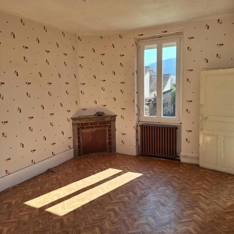 Maison centre du village avec jardin.