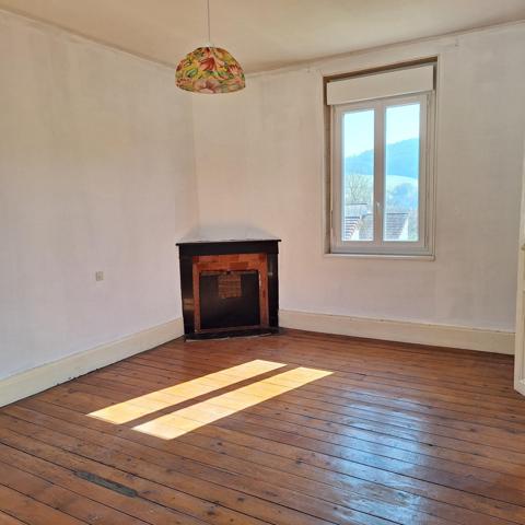 Maison centre du village avec jardin.