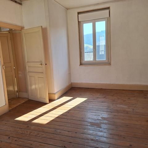 Maison centre du village avec jardin.