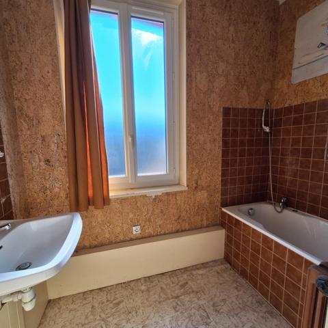 Maison centre du village avec jardin.