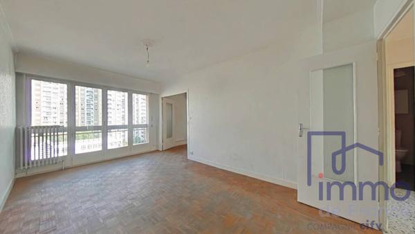 F3 TRAVERSANT ET LUMINEUX AVEC GARAGE ET BALCON - ÉTAGE ÉLEVÉ