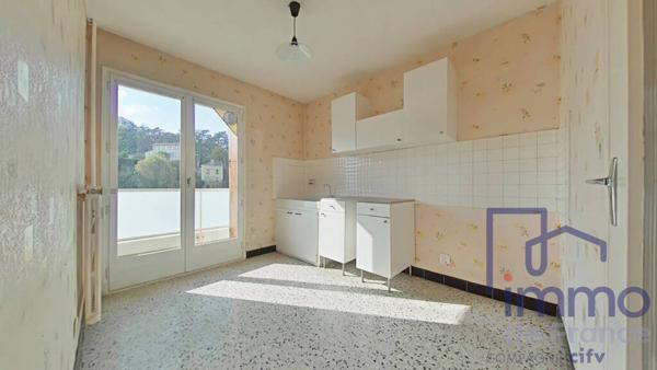 F3 TRAVERSANT ET LUMINEUX AVEC GARAGE ET BALCON - ÉTAGE ÉLEVÉ