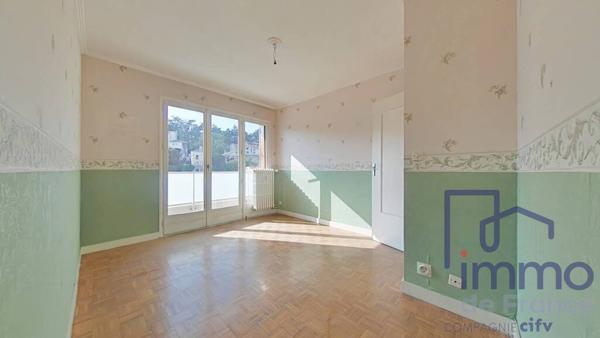 F3 TRAVERSANT ET LUMINEUX AVEC GARAGE ET BALCON - ÉTAGE ÉLEVÉ