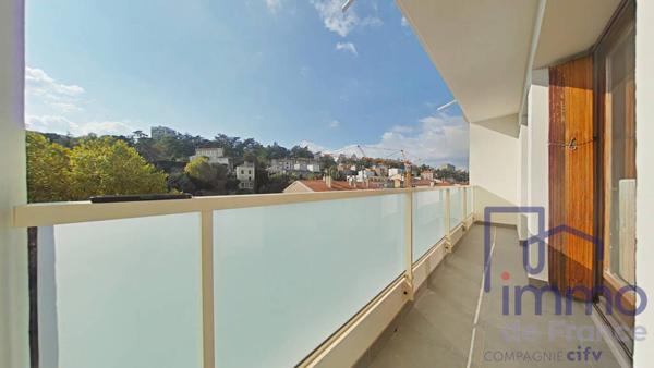 F3 TRAVERSANT ET LUMINEUX AVEC GARAGE ET BALCON - ÉTAGE ÉLEVÉ