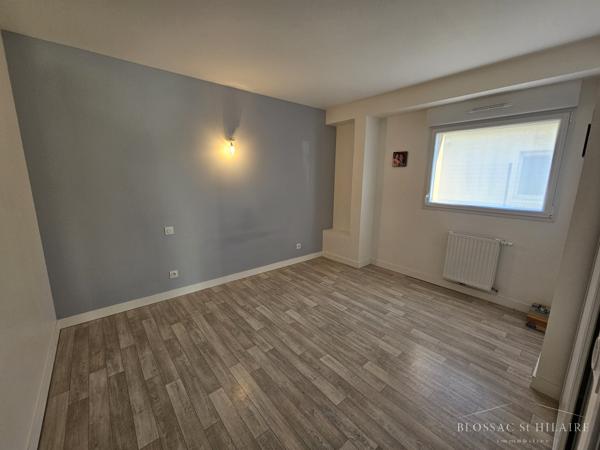 Buxerolles, appartement de type 3 d'environ 71,50 m² avec terrasse, jardin et place de parking.