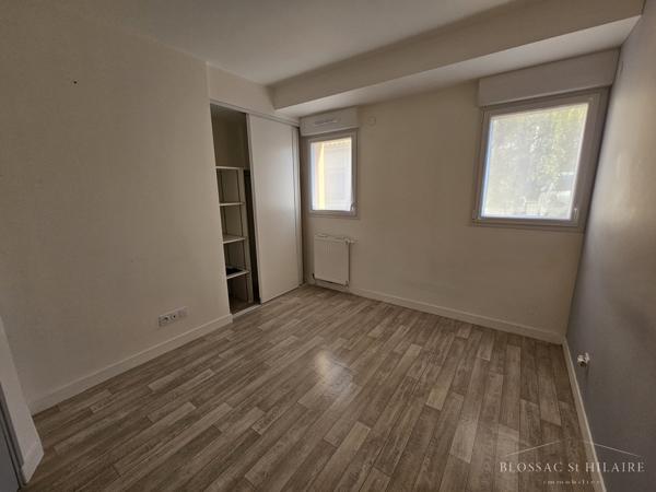 Buxerolles, appartement de type 3 d'environ 71,50 m² avec terrasse, jardin et place de parking.
