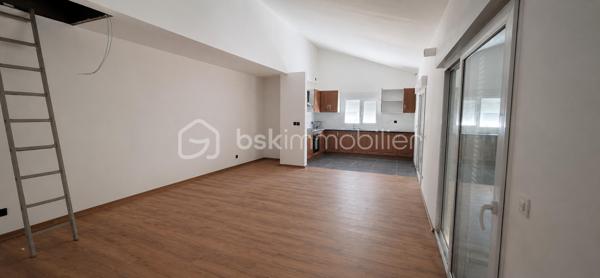 À découvrir à Viennay (79200) : ensemble immobilier offrant un fort potentiel pour un projet de construction ou d’investissement.

📍 La vente comprend l’ensemble des parcelles, non séparées et non viabilisées :

• Terrain avec maison : 786 m²
• Terrain : 738 m²
• Terrain : 450 m²
• Terrain : 1 068 m²
• Terrain : 989 m²

✨ Une maison hors d’air / hors d’eau est implantée sur la parcelle de 786 m².

La maison comprend :
• 83 m² habitables
• Garage de 18 m²

Travaux à prévoir :
• Électricité
• Assainissement
• Évacuations des eaux pluviales


Une belle opportunité pour investisseurs, constructeurs ou particuliers souhaitant réaliser un projet immobilier selon leurs envies.

📞 Pour plus d’informations ou organiser une visite :

Belén Pérez Lemes - Mandataire BSK IMMOBILIER
06 61 93 97 43