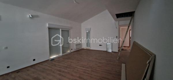 À découvrir à Viennay (79200) : ensemble immobilier offrant un fort potentiel pour un projet de construction ou d’investissement.

📍 La vente comprend l’ensemble des parcelles, non séparées et non viabilisées :

• Terrain avec maison : 786 m²
• Terrain : 738 m²
• Terrain : 450 m²
• Terrain : 1 068 m²
• Terrain : 989 m²

✨ Une maison hors d’air / hors d’eau est implantée sur la parcelle de 786 m².

La maison comprend :
• 83 m² habitables
• Garage de 18 m²

Travaux à prévoir :
• Électricité
• Assainissement
• Évacuations des eaux pluviales


Une belle opportunité pour investisseurs, constructeurs ou particuliers souhaitant réaliser un projet immobilier selon leurs envies.

📞 Pour plus d’informations ou organiser une visite :

Belén Pérez Lemes - Mandataire BSK IMMOBILIER
06 61 93 97 43