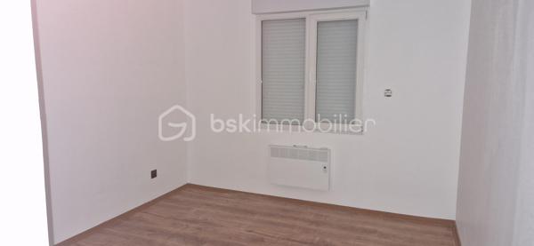 À découvrir à Viennay (79200) : ensemble immobilier offrant un fort potentiel pour un projet de construction ou d’investissement.

📍 La vente comprend l’ensemble des parcelles, non séparées et non viabilisées :

• Terrain avec maison : 786 m²
• Terrain : 738 m²
• Terrain : 450 m²
• Terrain : 1 068 m²
• Terrain : 989 m²

✨ Une maison hors d’air / hors d’eau est implantée sur la parcelle de 786 m².

La maison comprend :
• 83 m² habitables
• Garage de 18 m²

Travaux à prévoir :
• Électricité
• Assainissement
• Évacuations des eaux pluviales


Une belle opportunité pour investisseurs, constructeurs ou particuliers souhaitant réaliser un projet immobilier selon leurs envies.

📞 Pour plus d’informations ou organiser une visite :

Belén Pérez Lemes - Mandataire BSK IMMOBILIER
06 61 93 97 43