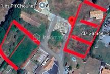 À découvrir à Viennay (79200) : ensemble immobilier offrant un fort potentiel pour un projet de construction ou d’investissement.

📍 La vente comprend l’ensemble des parcelles, non séparées et non viabilisées :

• Terrain avec maison : 786 m²
• Terrain : 738 m²
• Terrain : 450 m²
• Terrain : 1 068 m²
• Terrain : 989 m²

✨ Une maison hors d’air / hors d’eau est implantée sur la parcelle de 786 m².

La maison comprend :
• 83 m² habitables
• Garage de 18 m²

Travaux à prévoir :
• Électricité
• Assainissement
• Évacuations des eaux pluviales


Une belle opportunité pour investisseurs, constructeurs ou particuliers souhaitant réaliser un projet immobilier selon leurs envies.

📞 Pour plus d’informations ou organiser une visite :

Belén Pérez Lemes - Mandataire BSK IMMOBILIER
06 61 93 97 43