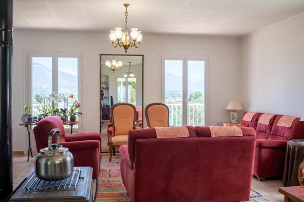 Maison
         7 pièces
        - 176 m² Exclusivité 649 000 € *